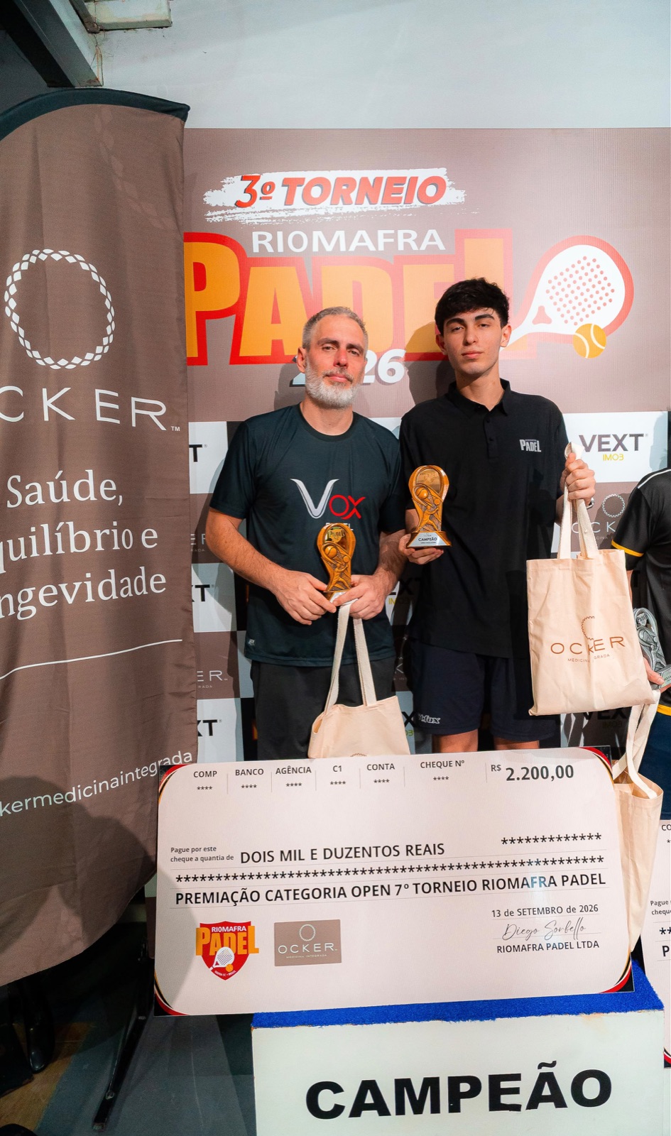 Franco Ruiz e o parceiro no pódio de campeões do Torneio RioMafra Padel 2026