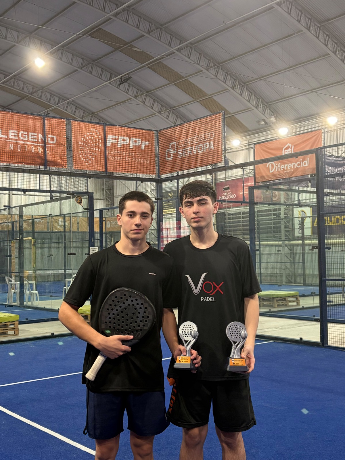 Franco Ruiz e o parceiro com os troféus de prata da FPPr
