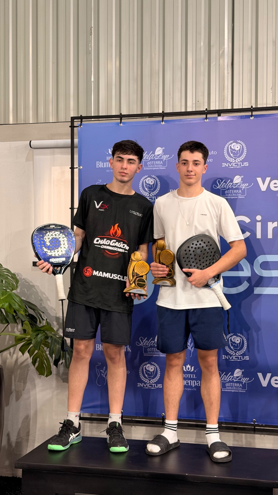 Franco Ruiz com os troféus da Stela Cup